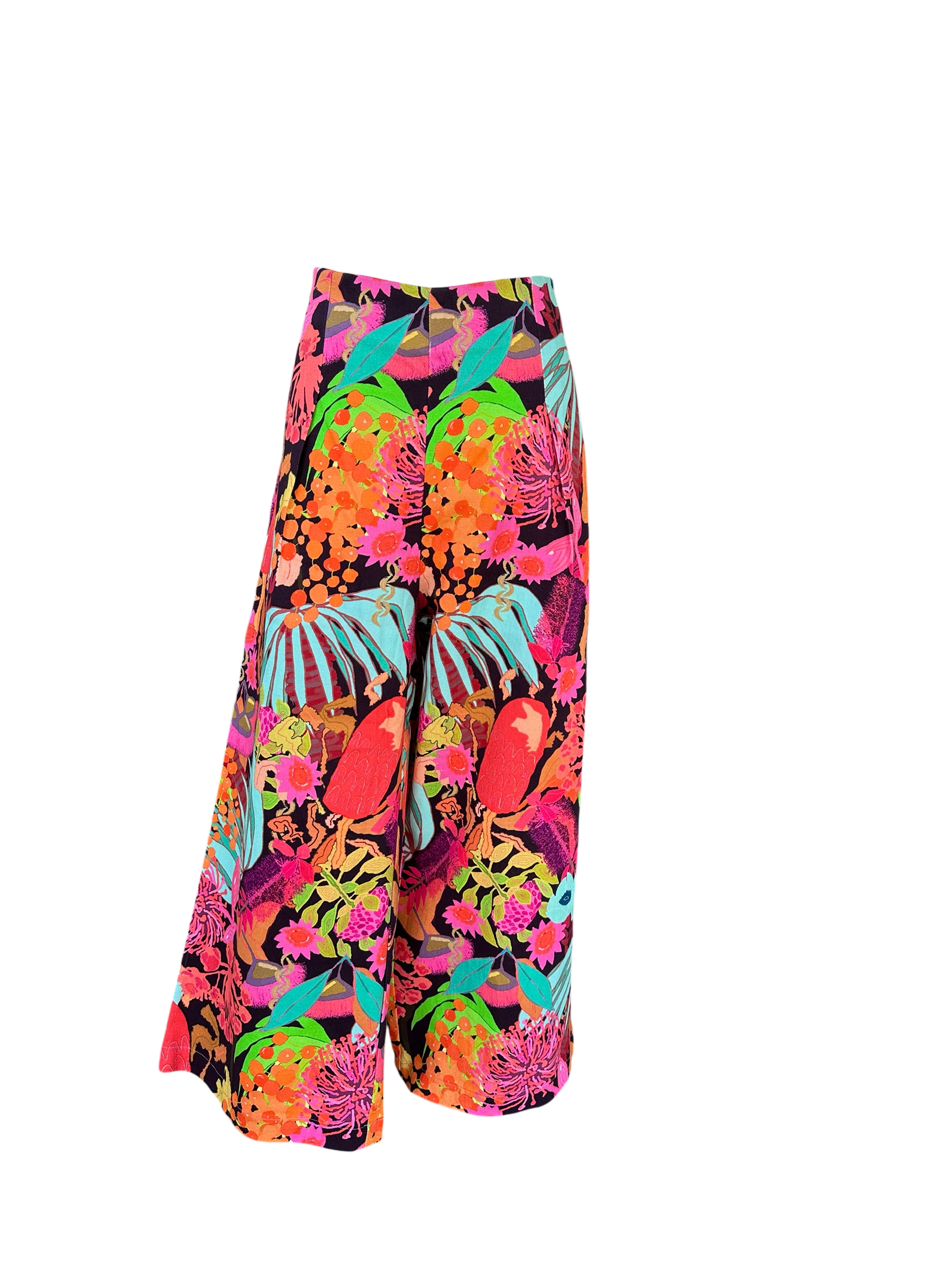 Coulourful denim calottes featuring original artwork on the fabric