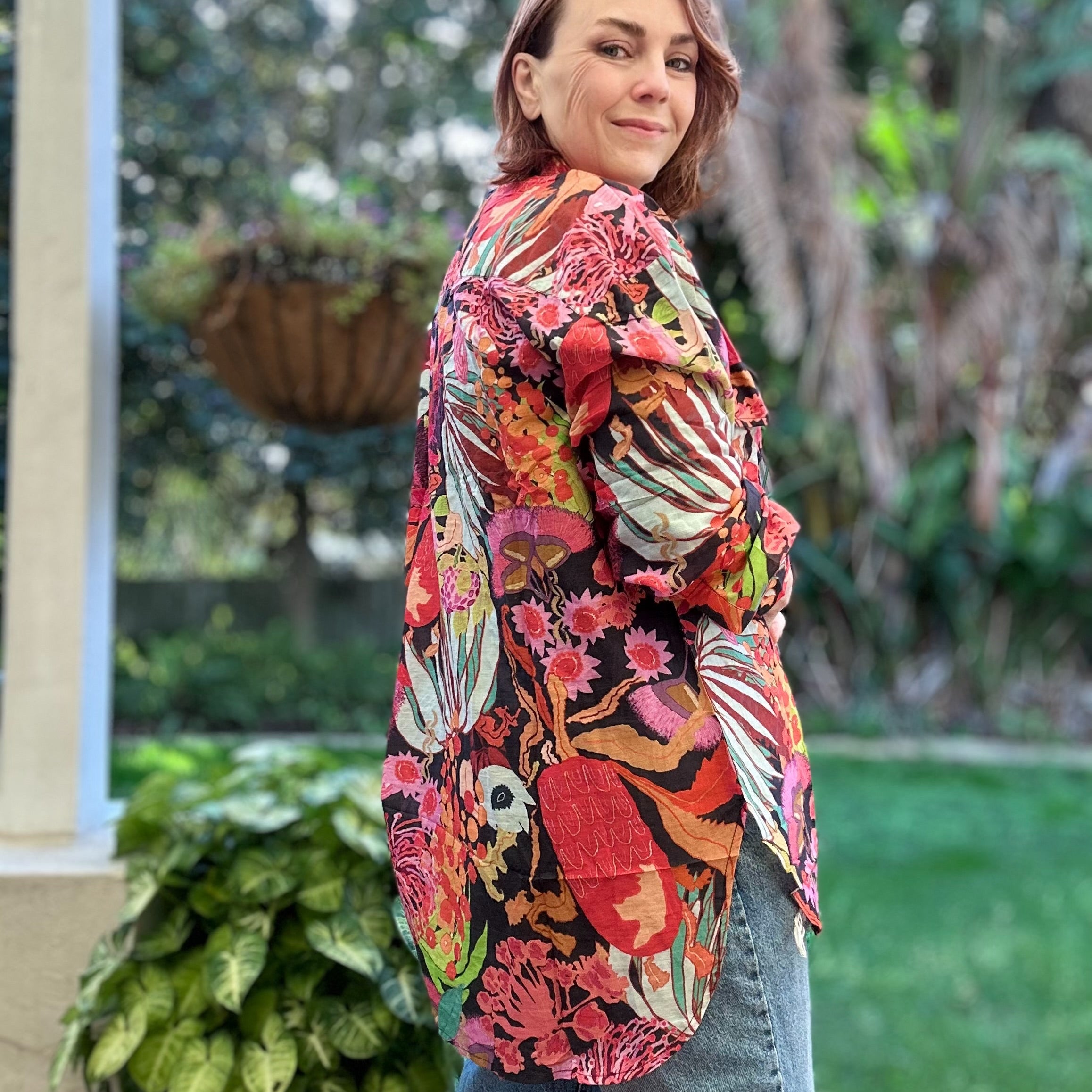 Ocean-inspired abstract print maxi shirt in breathable linen – wearable art for women